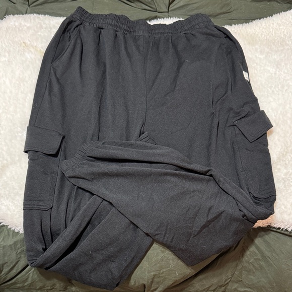Like new Vuori boyfriend cargo jogger in soft dream fabric - Picture 2 of 4